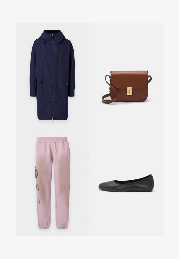 Sötétkék esőkabát kapucnival, teljes hosszúságú zipzárral, oldalsó zsebekkel, és téglalap alakú tépőzáras folttal az elején. Simább, vízálló anyagból készült.; Fehér, rövid ujjú póló ribbed anyagból. Kerek nyakkivágás, normál szabás és diszkrét varrási részletek. Nincsenek minták vagy grafikák.; Rózsaszín melegítőnadrág elasztikus derékkal, bal oldalon gyémánt alakú dekoratív foltokkal és elasztikus szárakkal az bokákon.; Fekete bőr balettcipő lekerekített orral, sima tekstúrával, minimális varrással és rugalmas talp kialakítással.; Barna bőr kézitáska, hajtókás zárással, arany színű fém kiegészítőkkel, vállpánttal és sima felülettel. Kompakt téglalap alakú.