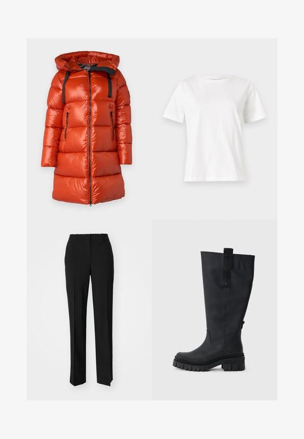 Červená prošívaná bunda s lesklým povrchem, kapucí a černými akcentovými popruhy. Má boční zipové kapsy a zipové zapínání vepředu.; Bílý bavlněný tričko s krátkým rukávem, kulatým výstřihem a volnějším střihem. Hladká textura, bez vzorů nebo akcentů, minimalistický design.; Černé kalhoty na míru se střihem do rovna, které mají hladkou texturu a ostré sklady na přední straně. Bez viditelného kování.; Černé gumové holínky po kolena s masivní podrážkou, texturovaným gripem a textilním poutkem na vršku pro snadné obouvání. Hladký, matný povrch.