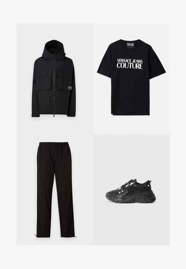 Svart vattentät jacka med huva, zip fram, två stora bröstfickor och logotypplåt. Har en avslappnad passform och justerbara ärmslut.; Svart bomullströja med korta ärmar som har stor vit text "VERSACE JEANS COUTURE" på framsidan. Klassisk rundad halsringning.; Svarta lätta byxor med elastisk midja, snörning och dragkedja vid bensluten för justerbar passform. Slät och elegant yta.; Svart atletisk sneaker med en strukturerad meshpanel, tjock gummisula, kontrasterande detaljer och snörning. Har en dragflik bak.