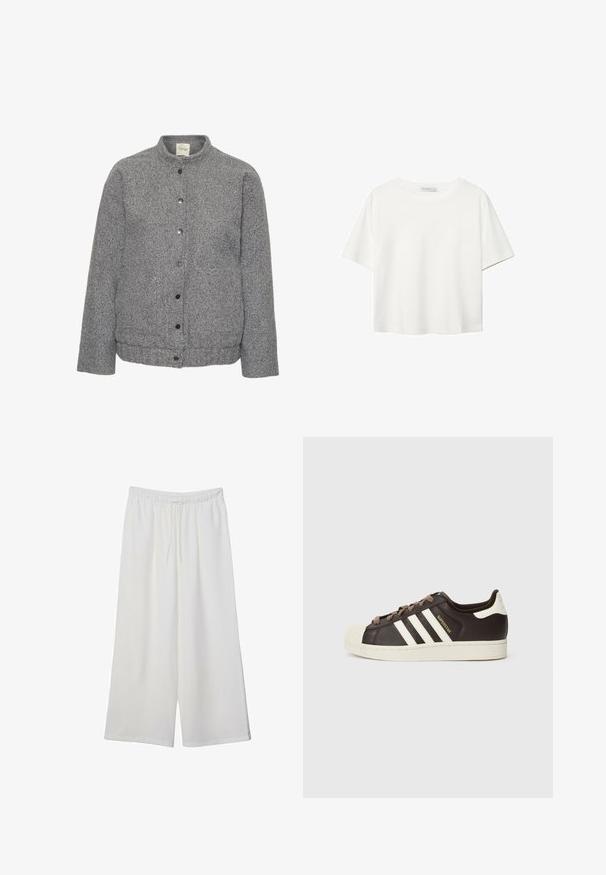 Szara pikowana kurtka wykonana z fakturowanej tkaniny z stójką, z zapinaniem na guziki z przodu oraz dwiema bocznymi kieszeniami.; Biała koszulka z krótkim rękawem, wykonana z bawełny. Posiada okrągły dekolt i luźny krój. Gładka faktura bez widocznych wzorów czy akcentów.; Białe szerokie spodnie wykonane z lekkiego materiału, z elastyczną talią i sznurkiem do regulacji fasonu. Gładka tekstura.; Niskie trampki Adidas Superstar z ciemnobrązowej skóry z kremowym noskiem w kształcie skorupy, białymi paskami i napisem „Superstar” po boku.