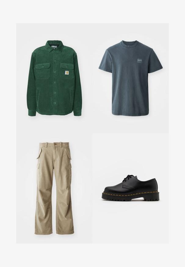 Carhartt WIP WHITSOME - Ľahká bunda - sycamore tree; Tmavohnedé bavlnené tričko s okrúhlym výstrihom, krátkymi rukávmi a malým potlačeným logom na ľavej strane. Klasický strih s rovnými okrajmi.; Béžové cargo nohavice vyrobené z odolného materiálu, s voľným strihom, viacerými bočnými vreckami a zosilnenými kolenami. Rovný predný dizajn.; Čierna kožená šnurovacia topánka s okrúhlou špičkou, štruktúrovanou gumovou podrážkou a žltým prešitím okolo základne. Plný dizajn a hladký povrch.