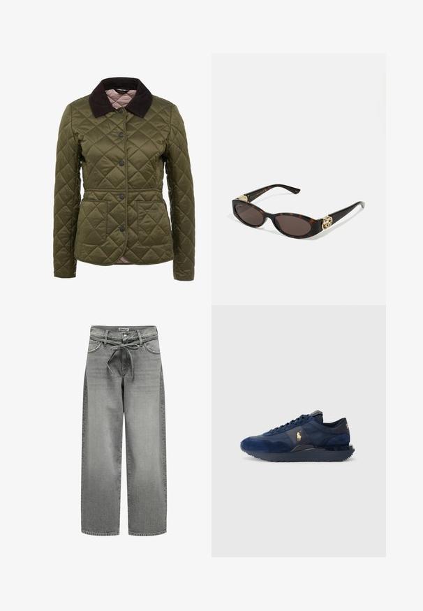 Olivgrüne gesteppte Jacke mit einem Cordkragen, Druckknöpfen und zwei Fronttaschen. Dezente Markenkennzeichnung im unteren Bereich der Tasche.; Grau gestrickter Rollkragenpullover aus weichem Strickmaterial mit gerippten Bündchen und Saum. Verfügt über einen lockeren Schnitt und einen strukturierten Kragen.; Weißes Hemd mit Knopfleiste aus glattem Baumwollmaterial und klassischem Kragen, mit geradem Saum und beigen Knöpfen entlang der Vorderseite.; Weite graue Denim-Jeans mit einem Kordelzugbund und vorderen Taschen. Der Stoff hat eine leichte Textur und einen verblassten Finish.; Marineblaue Sportschuhe aus Wildleder und Mesh-Materialien, mit Gummisohle, Schnürdesign und einem goldenen Logoakzent.; Schildpatt-Sonnenbrille mit länglich-ovalen Gläsern, braunem Farbton, goldenen Logo-Akzenten an den Bügeln und schlanken schwarzen Bügeln.; Schwarze Tragetasche aus Stoff, mit einem auffälligen geprägten Logo in einem kreisförmigen Design. Glatte Oberfläche mit kontrastierenden Lederakzenten.