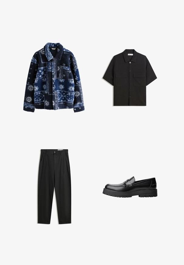 Námornícky fleece kabát s textúrovaným, nadýchaným povrchom, ktorý obsahuje geometrický vzor v svetlejších odtieňoch a golier, s jednou vreckom na hrudi.; Čierna polokošeľa s krátkym rukávom vyrobená z látky s hladkou textúrou, má dve predné vrecká, klasický golier a zapínanie na gombíky.; Čierne bavlnené nohavice s voľným strihom, s klasickým pásom, prednými záhybmi a bočnými vreckami. Hladká textúra bez vzorov.; Čierne kožené mokasíny s masívnou podrážkou a dekoratívnym pásom cez hornú časť, zobrazené z ľavého bočného profilu na bielom pozadí.