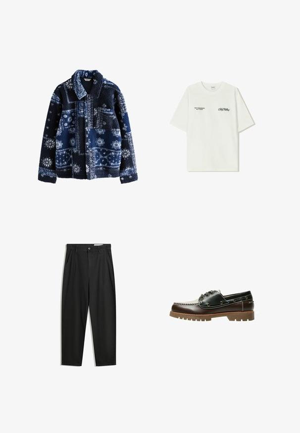 Marineblaue Fleecejacke mit einer strukturierten, flauschigen Oberfläche, die ein geometrisches Muster in helleren Farbtönen zeigt, sowie einem Kragen und einer Brusttasche.; Weißes Baumwoll-T-Shirt mit kurzen Ärmeln. Auf der Vorderseite befindet sich schwarzer Text: „NICHT MORGEN NICHT HEUTE“ und „DIE KUNST DES DIRT MOVING“ in grüner Schrift.; Schwarze Baumwollhose mit lockerem Schnitt, ausgestattet mit einem klassischen Bund, vorderen Falten und Seiten taschen. Glatte Textur ohne Muster.; Braun-schwarzes Leder-Bootsschuh mit Schnürung, kontrastierenden Nähten und einer strukturierten Gummisohle. Verfügt über Metallösen und eine abgerundete Zehenpartie.