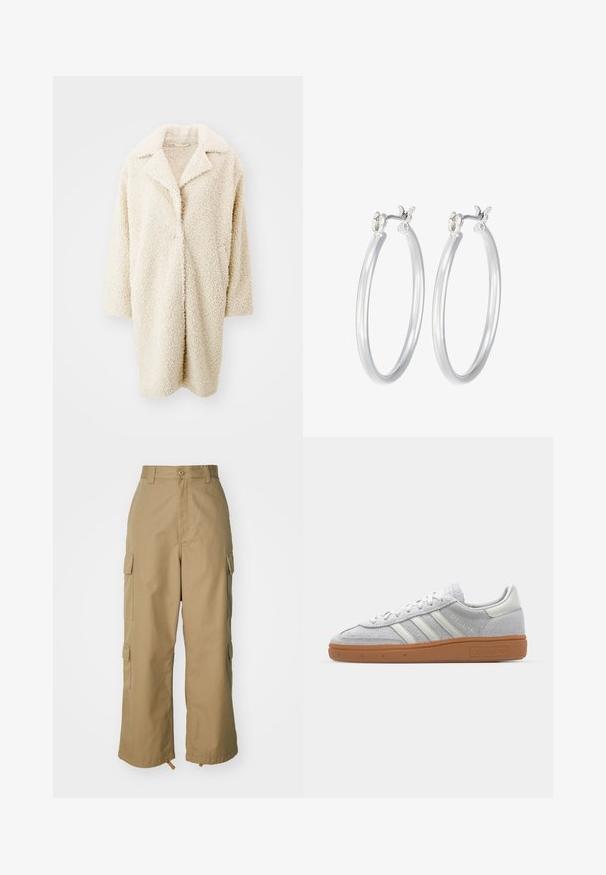 Cremefarvet, fluffy faux fur frakke med en stor krave, åben front og trekvartærmer. Den har to sidelommer og en afslappet pasform.; Hvid ribbet langærmet trøje med rund halsudskæring. Fremstillet af et strækstof, der sidder tæt til kroppen. Har subtile horisontale linjer.; Beige cargo bukser med høj talje, brede ben og fire store sidelommer. Fremstillet af slidstærkt stof med en glat tekstur og minimal detaljering.; Lys grå ruskinds sneaker med hvide læderdetaljer, tre hvide striber og en brun gummisål, der har en polstret krave for komfort.; Sølv hoop øreringe med en glat, poleret overflade. Rund form og sikker klik-lukning. Letvægtsdesign, der er velegnet til hverdagsbrug.