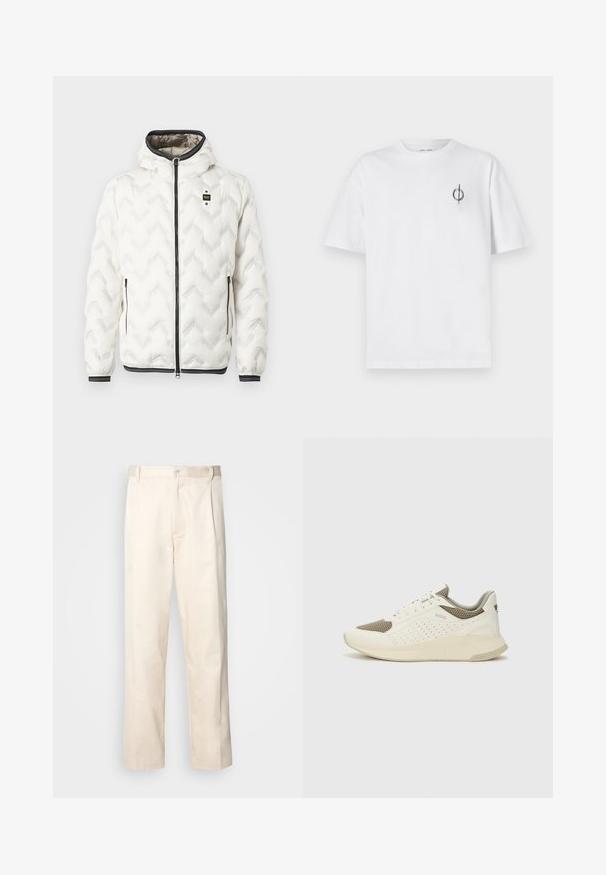 Biely páperový kabát s kapucňou, s prešívaným cik-cak vzorom, čiernym zipsom a manžetami s bielymi pruhmi. Ľahký a zateplené prevedenie.; Biela bavlnená tričko s voľným strihom, s malým čiernym grafickým logom na ľavej strane hrudníka. Krátke rukávy, okrúhly výstrih.; Béžové bavlnené nohavice so strihom rovného nohu, s gombíkovým zapínaním a záhybmi vpredu pre pridanie detailu.; Biele a svetlo béžové športové tenisky s hornou časťou z mriežkového materiálu, perforovanými detailmi a textúrovanou medzipodrážkou s logom na päte.