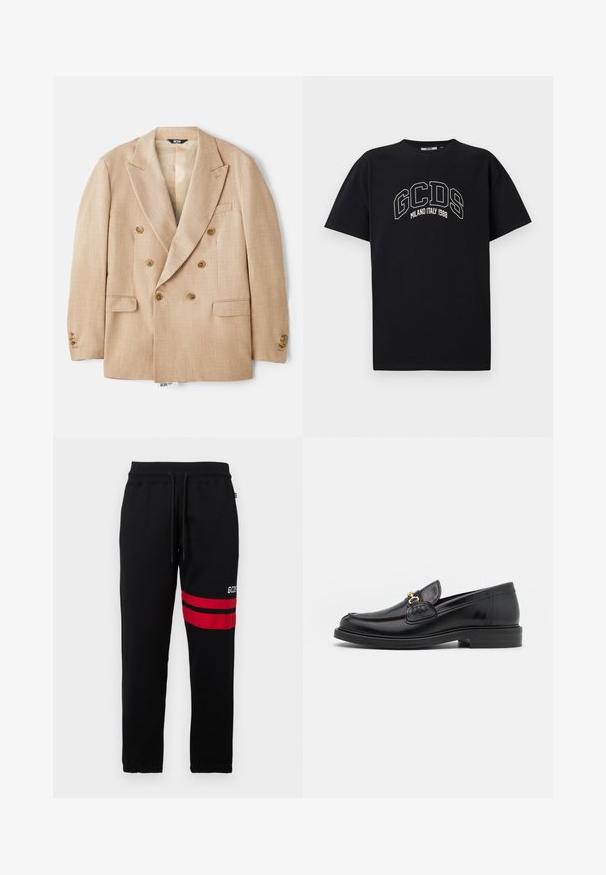 Beige dvouřadý blazer s velkými výřezovými klopami, dvěma předními kapsami a hnědými knoflíky, vyrobený z texturované tkaniny.; Černé bavlněné tričko s krátkým rukávem. Obsahuje bílé logo GCDS a text "MILANO ITALY 1988" v oblouku. Standardní střih a kulatý výstřih.; Černé tepláky s kontrastními červenými pruhy a logem po straně. Obsahují elastický pas se šňůrkou a zúžené nohavice u kotníků.; Černé kožené mokasíny s zaoblenou špičkou, vyznačující se zlatými kovovými detaily a prošíváním, umístěné na nízké, texturované gumové podrážce.