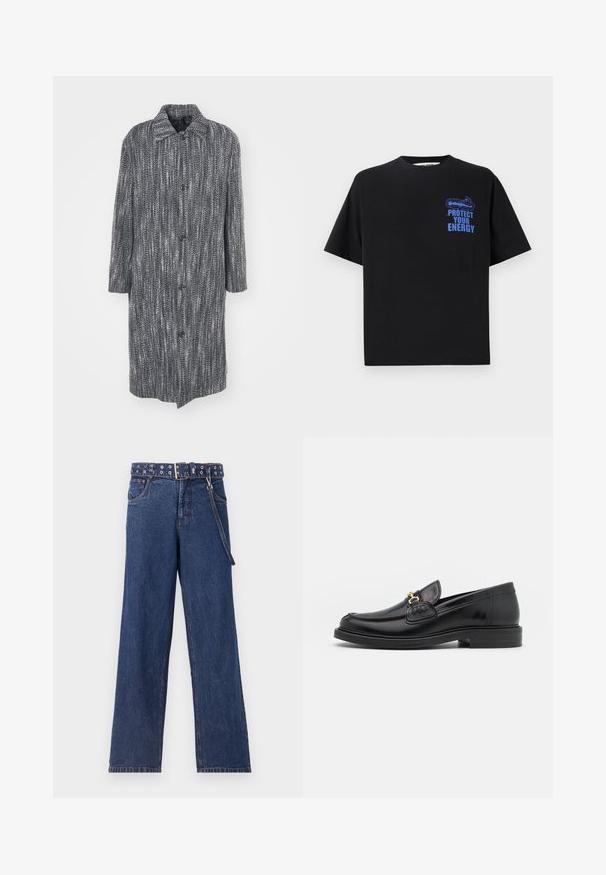 Palton lung, lejer, cu un model în zigzag în alb și negru, dotat cu un guler deschis și șase nasturi frontali.; Tricou negru din bumbac cu mâneci scurte, având text albastru "PROTEJEAZĂ-ȚI ENERGIA" și un design grafic în partea superioară stângă.; Jeans din denim bleumarin închis cu un design drept, prezentând o centură cu model și cu ochiuri din metal, împreună cu un bucle de centură asortat.; Loaferi din piele neagră cu vârf rotunjit, dotati cu accente aurii și detalii de cusătură, așezați pe o talpă joasă din cauciuc texturat.