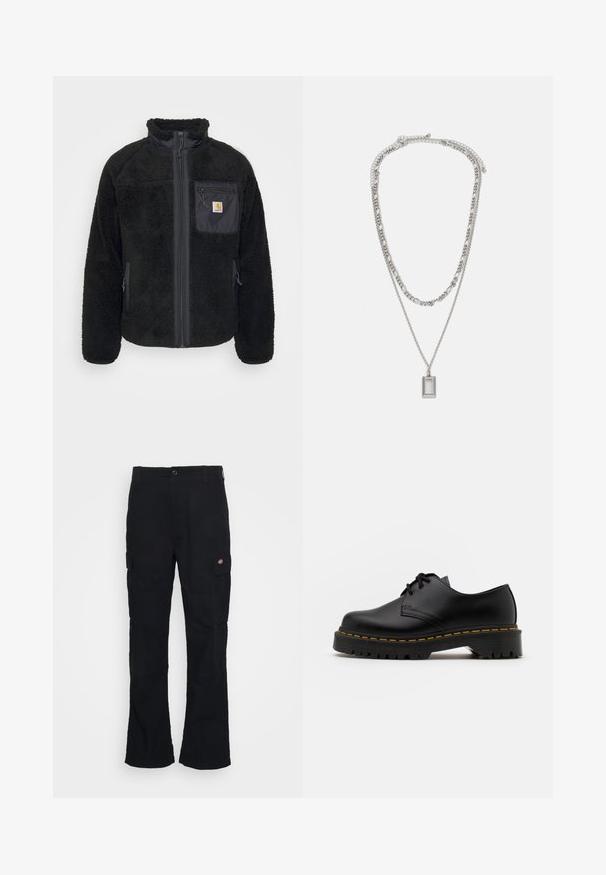 Črna flis jakna z visokim ovratnikom, zadrgo spredaj in žepom na prsih. Ima mehak teksturo, stranske žepe in majhno logo nalepko na žepu.; Bela dolgimi rokavi majica iz bombaža. Oblika s krožnim izrezom z rebrastimi manšetami in majhnim logotipom na levi rokavu. Gladka tekstura.; Črne cargo hlače s ravnim krojem, izdelane iz trpežnega materiala, z stranskimi žepi in našitim logotipom na levi strani.; Črne usnjene čevlje z vezalkami in zaobljenim nosom, z gumijastim podplatom in rumenim šivom okoli osnove. Ravna zasnova in gladka površina.; Srebrna ogrlica z dvema plastema verige; vsebuje pravokotni obesek z gladko površino, ki prikazuje polirano kovinsko obdelavo.