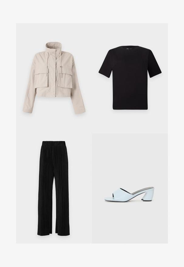 Beige Jacke in Cropped-Form aus leichtem Stoff, mit Stehkragen, verstellbarem Kordelzug und zwei großen Klappentaschen auf der Vorderseite.; Schwarzes T-Shirt mit kurzen Ärmeln und Rundhalsausschnitt, aus weichem Baumwollmaterial gefertigt. Schlichtes Design, keine sichtbaren Logos oder Muster.; Schwarze plissierte Hose mit elastischem Bund. Verfügt über weite Hosenbeine und einen glatten, strukturierten Stoff mit vertikalen Streifen.; Hellblaue offene mules mit Absatz und geometrischem Design, ausgestattet mit einem breiten Riemen über dem Fuß und einem dicken, winkligen Absatz.