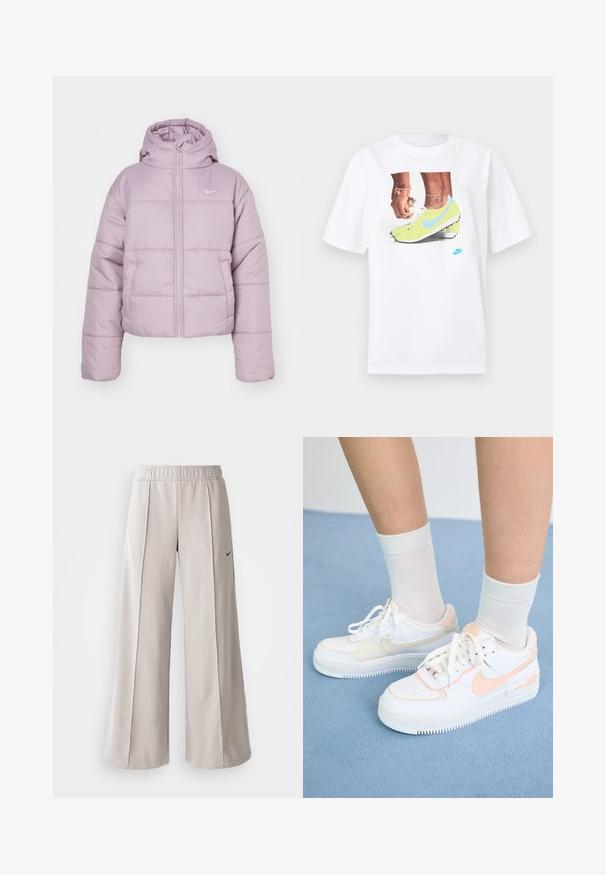 Lys lilla pufferjakke med hette, glidelås lukking, elastiske mansjetter og preget Nike-logo på brystet. Glatt, quiltet tekstur.; Hvit bomull t-skjorte med et grafisk motiv av føtter i gule Nike fotballsko med blå detaljer, kombinert med et armbånd på venstre håndledd.; Lys grå vide bukser lavet af glat stof. Har en elastisk talje og sort Nike-logo på venstre side.; Hvite sneakers med ferskenfarge detaljer, glatt skinnoverdel, perforert tå, teksturert såle og snøring. Brukt med hvite ankelsokker på en blå overflate.