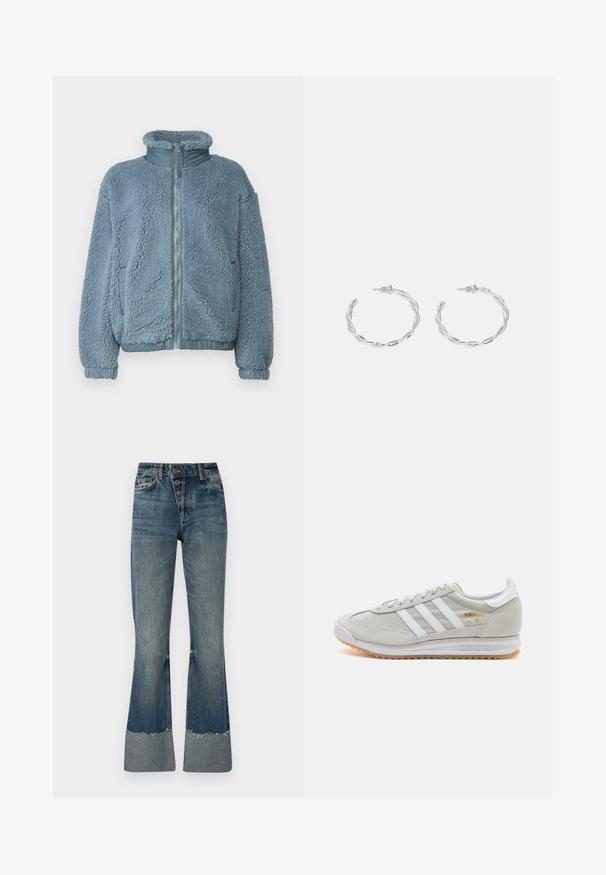 BDG Urban Outfitters OLIVE BOXY  - Polárdzseki - blue; Kékeszöld kapucnis pulóver, zsinóros kapucnival, hosszú ujjakkal és bordázott mandzsettákkal. Puha anyagból készült, laza illeszkedéssel.; Középkék, magas derekú, bővülő farmernadrág öt gombbal és rojtos szegéllyel. Az alján világosabb passzé található, és elhalványult textúrájú.; Világosszürke sportcipő velúr és hálós anyagból, három fehér csíkkal, kerek orral és gumi talppal. Arany logó dísz a fűzők közelében.; Ezüst karika fülbevalók csavart kialakítással, fényes felülettel és fülbevaló tűzáras zárással. Átmérőjük körülbelül 3 cm.