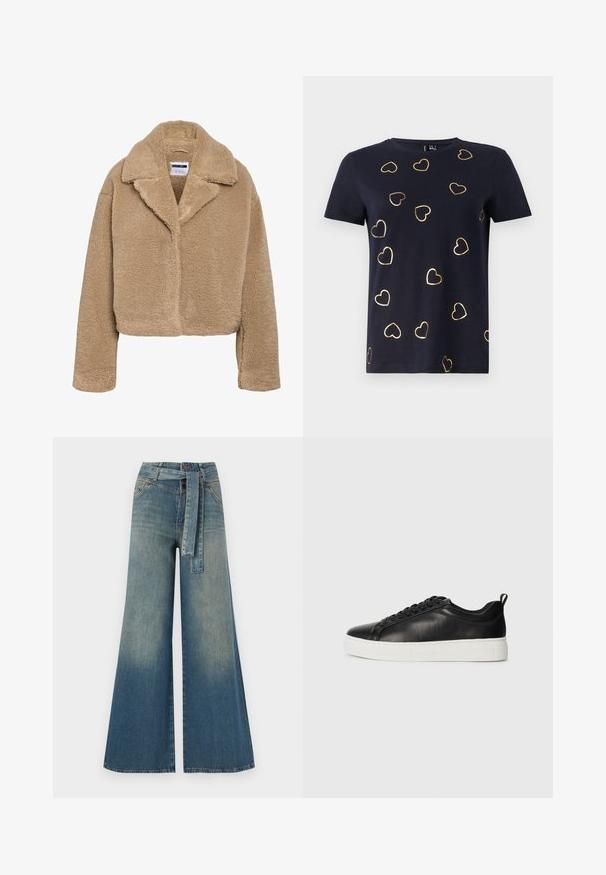 Zkrácený béžový teddy kabát s klopovým límcem, texturovaným fleecovým materiálem a dlouhými rukávy. Má skryté přední zapínání.; Námořnická modrá trička s krátkým rukávem vyrobená z bavlny s motivy srdcí rámovanými zlatou barvou rozptýlenými po látce. Kulatý výstřih. Měkká textura.; Džínové kalhoty širokého střihu s přechodem od světlé k tmavě modré, vysokým pasem, poutky na opasek a odpovídajícím opaskem ze stejného materiálu. Texturovaná džínovina.; Černé nízké kožené tenisky s černými tkaničkami a bílou silnou gumovou podrážkou, zobrazené z vnější strany na bílém pozadí.