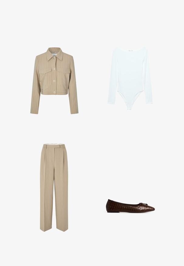 Kort beige jasje met verticale strepen, twee borstzakken, een puntige kraag en zilveren knoopsluitingen aan de voorkant.; Witte lange mouwen bodysuit met een brede halslijn, gemaakt van zachte, elastische stof, met een slim fit en hoge beenopeningen.; Beige wijde broek met verticale streepjes. Gemaakt van een gestructureerde stof, met geplooide voorkant, riemlussen en een getailleerde snit.; Bruine gevlochten leren ballerina met een ronde neus, decoratieve strik en platte zool. De gestructureerde oppervlakte biedt een subtiel patronen detail.