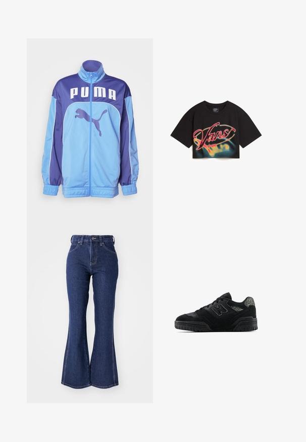 Blaue und lila PUMA Trainingsjacke mit hohem Kragen, durchgehendem Reißverschluss und elastischen Bündchen. Hervorgehoben wird das große Logo auf der Vorderseite und eine seitliche Grafik einer spr Jumpenden Pumas.; Vans AFITERBURN RELAXED CROP - T-Shirt print - black; Dunkelblaue Schlagjeans aus Denim, mit hoher Taille, Knopfverschluss vorne und kontrastierenden weißen Nähten entlang der Nähte.; Schwarze Low-Top-Sneaker mit strukturiertem Sohlen, Schnürdesign, Wildlederpaneelen und gemusterten Akzenten an der Ferse sowie am Seitenlogo.