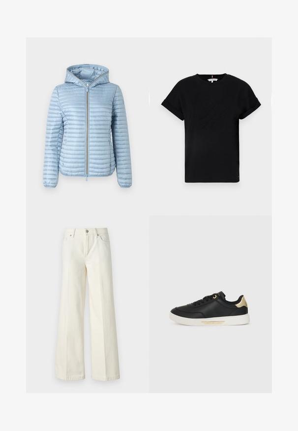 Giacca puffer blu chiaro con cappuccio, texture trapuntata, chiusura a zip frontale e polsini elasticizzati. Presenta una finitura liscia e un design elegante.; T-shirt nera in cotone con maniche corte arrotolate, caratterizzata da un logo in rilievo al centro e un piccolo dettaglio a bandiera sul lato.; Jeans bianchi a gamba larga realizzati in tessuto misto cotone. Presentano una chiusura lampo, design a cinque tasche e cuciture lungo le cuciture.; Sneaker in pelle nera con una texture liscia, suola in gomma bianca, dettagli dorati sul tallone e sui passanti dei lacci, con logo sul lato.