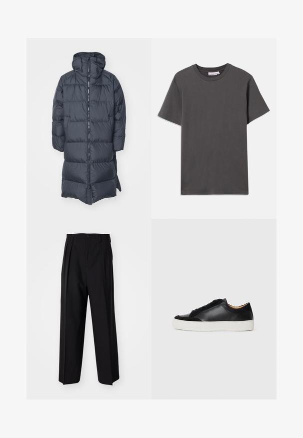 J.LINDEBERG ANDERSON - Dūnu mētelis - black; Vienkārša tumši pelēka īsām piedurknēm T-krekla ar apaļu kaklu, ar mazu baltu zīmola etiķeti iekšpusē apkaklē uz baltā fona.; Melnas plisētās bikses ar taisnu, plata kāja dizainu. Izgatavotas no gludas auduma, ar pogu aizdari un jostas cilpiņām.; Melnas ādas sporta kurpes ar zamša akcentiem, apaļa purna daļa, plakana balta gumijas zole un kontrastējošas tekstūras uz ķermeņa un auklām.