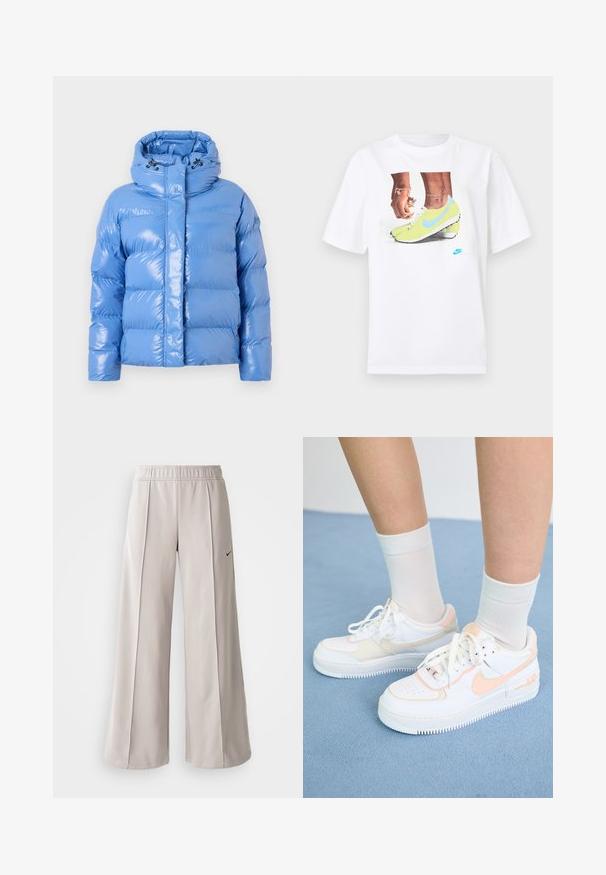 Iekšpildīta zila pūkainā jaka ar spīdīgu apdari, augstu apkakli un regulējamu auklu kapuci. Iekļauti riboti aproces un priekšējais rāvējslēdzējs.; Balts kokvilnas T-krekls ar grafiku, kurā attēloti zili akcentēti dzelteni Nike zābaki un kreisajā rokā valkāta rokassprādze.; Gaiši pelēkas platas bikses, izgatavotas no gludas auduma. Iezīmēta ar elastīgu jostu un melnu Nike logo kreisajā pusē.; Baltas brīvlaika apavi ar persiku akcentiem, gluda ādas virsma, perforēts purngals, strukturēta zole un šnūrītes. Valkāti ar baltām augstām zeķēm uz zilas virsmas.