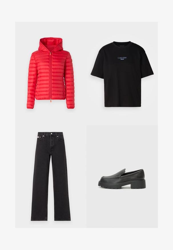 Save the duck DAISY - Übergangsjacke - jack red; Schwarzes Baumwoll-T-Shirt mit Rundhalsausschnitt, kurzen Ärmeln und blau gesticktem "Calvin Klein JEANS"-Logo auf der Vorderseite.; Schwarze weit geschnittene Jeans aus Denim mit einem hoch sitzenden Bund, fünf Taschen und einem Metallknopfverschluss mit kontrastierendem Nähte.; Schwarze Lederloafer mit einer abgerundeten Spitze, dicker strukturierten Laufsohle und minimalen Nähten. Schlankes Design ohne sichtbare Schnürsenkel oder Beschläge.