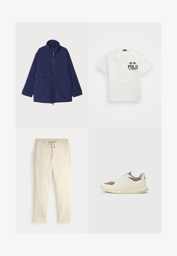 Tamno plava izolirana jakna s visokim ovratnikom, prednjim patentnim zatvaračem i višestrukim vanjskim džepovima s glatkom teksturom.; Bijela pamučna majica s okruglim izrezom, sa crnim logom "Polo Motorsport" i unakrsnim kockastim zastavicama na lijevoj strani prsnog dijela.; Bež ležerne hlače s elastičnim pojasom i uvećom, ravnim nogavicama i bočnim džepovima na jednobojnoj pozadini.; Bijele i svijetlosmeđe sportske tenisice, sa mrežastim gornjim dijelom, perforiranim detaljima i teksturiranim međutrakom sa brendom na peti.