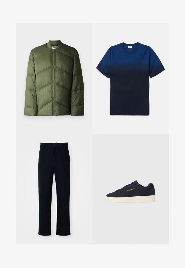 Olijfgroene pufferjack met een bomberstijl, voorzien van horizontaal gestikte secties en een ritssluiting aan de voorkant.; Navyblauwe katoenen T-shirt met een ronde hals, korte mouwen en een subtiel gradientontwerp dat overgaat van lichtere naar donkere tinten.; Marineblauwe broeken van katoen, met een recht model, een sluiting met een knoop aan de voorkant en een klassieke tailleband met riemlussen.; Navyblauwe suède lage sneakers met een witte zool, navy veters en het 'Filling Pieces' logo in goud op de zijkant.