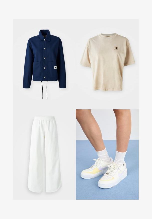 Tamno plavi kaput od mješavine pamuka; ima kopčanje na dugme, dva prednja džepa i pojas s elastičnom vrpcom. Suptilno brendiranje na donjem džepu.; Bež pamukasta majica s opuštenim krojem, okruglim izrezom, kratkim rukavima i malim kvadratnim logom na lijevoj strani prsnog područja.; Bijele široke sportske hlače s rebrastim pojasom i suptilnim logotipom. Glatka tkanina s opuštenim krojem i suženim rubom.; Bijele kožne tenisice s žutim i lavandinim naglascima, okrugli vrh, ravne vezice i teksturirana gumena potplat. Nosene s bijelim čarapama.