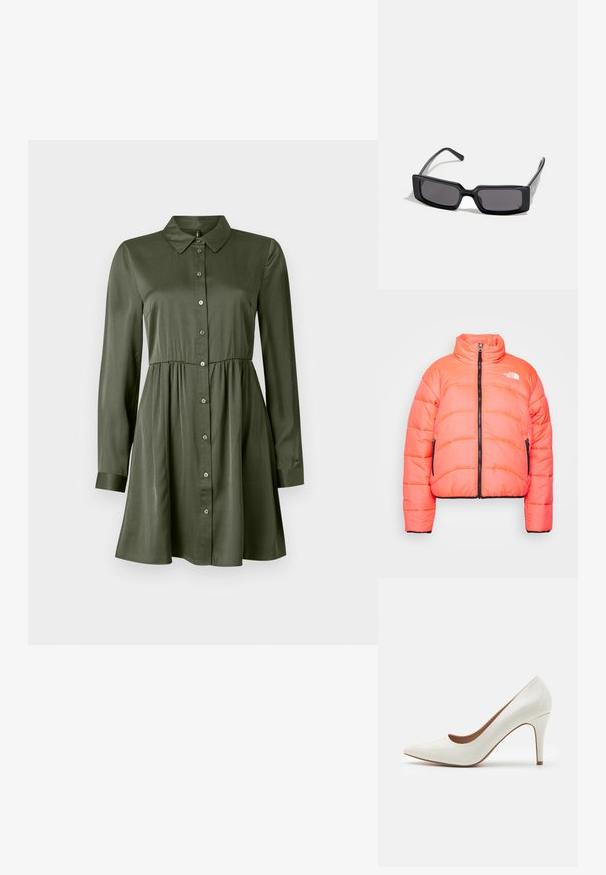 Pufīgs oranžs mētelis ar augstu apkakli, priekšējo rāvējslēdzēju un melniem akcentiem. Aprīkots ar divām rāvējslēdzēja sānu kabatām un iešūtu tekstūru.; Olīvu zaļš garā piedurkne ar pogām pie krūtīm, ar pieguļošu jostu un apkakli, nedaudz izsistā svārku daļa un piekārtinātas piedurknes.; Balti lakoti ādas augstpapēžu kurpes ar smailu purngalu un gludu virsmu, ar plānu papēdi un zemu griezumu ap atveri.; Melni saulesbrilles ar taisnstūra rāmjiem, tumšiem stikliem un gludu, spīdīgu apdari. Rāmjiem ir plānas kājas ar izsmalcinātu zīmolu uz sāniem.; Michaela Korsa rokassomi bez̦ā īšojuma, kas izgatavota no apklāta kanvas, iekļaujot atkārtotu MK logotipa rakstu, zelta aparatūru un noņemamu ķēdes siksnu.; Zelta metāla auskari ar viļņveida dizainu; gluda, atstarojoša virsma; asimetrisks formas; nav redzamu rakstu vai piederumu.