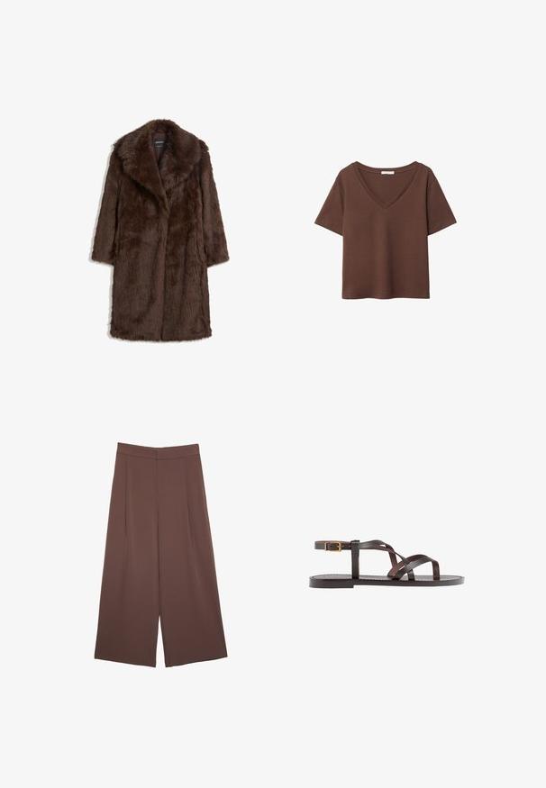 Hnědý kabát z umělé kožešiny s širokým límcem, dlouhými rukávy a střední délkou, s měkkým a texturovaným povrchem.; Hnědý bavlněný tričko s krátkými rukávy a hlubokým V-výstřihem. Jednoduchý design, měkká textura a rovný lem. Žádné vzory ani akcenty.; Hnědé široké kalhoty s hladkou texturou, vysokým pasem a předními záhyby. Materiál je lehký a volně splývá.; Hnědé kožené sandály s kříženými pásky, uzavřením na přezku u kotníku a plochou podrážkou s minimem švů.