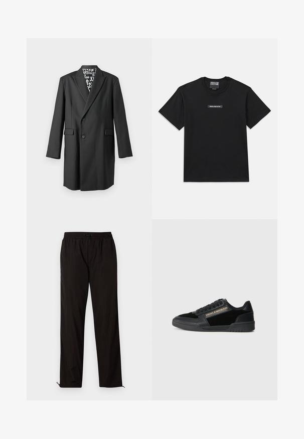 Črn krojen plašč z dvorednim zapenjanjem, zareznimi reverji in dvema sprednjima žepoma. Podloženo notranjost krasijo kontrastni grafični vzorci.; Črna kratka majica s kratkimi rokavi, narejena iz bombaža. Na prsih ima pravokotno oznako z logotipom z besedilom "VERSACE JEANS COUTURE" v beli barvi.; Črne lahke hlače z elastičnim pasom, zapiranjem na vrvico in zadrgo na robovih za prilagodljivost. Gladka, sijoča tekstura.; Črne superge z gladkim usnjenim zaključkom in zamšastimi poudarki. Imajo nizko zasnovo, vezalke in zlate logotipne detajle na strani.