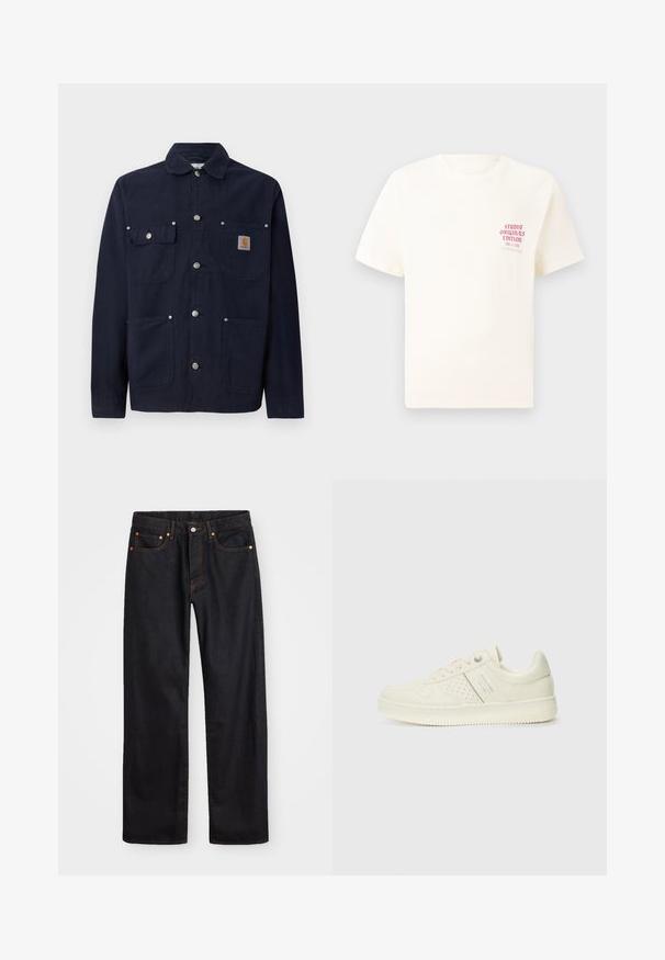 Casaco de algodão azul-marinho com colarinho, fecho frontal por botões, dois bolsos no peito com aba e dois bolsos laterais; botões de metal prateado.; T-shirt branca de mangas curtas com o texto vermelho "Edição Originais do Estúdio" no lado esquerdo do peito, apresentada sobre um fundo cinza neutro.; Calças de ganga pretas para homem, de pernas retas, com cinco bolsos e costura laranja, fecho de botão e zíper na cintura da frente.; Sapatilha de cor creme com detalhes perfurados, atacadores e logotipo na lateral, apresentada contra um fundo branco liso.