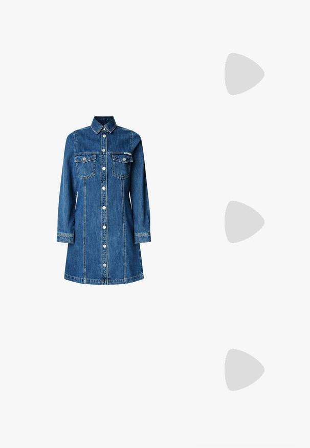 Långärmad polo t-shirt i mörklila med vita horisontella ränder, med en knäppt krage och broderad logotyp på bröstet.; Jeansklänning, långa ärmar, knapplås framtill, två bröstfickor, klassisk krage, medelblå färg och ljusa sömdetaljer.; Brun läderloafer med ett guldackcentbälte, svart blockklack och en slät yta. Sidovy visar rundad tå och sömnadsdetaljer.; Svarta plastsolglasögon med blåtonade linser, fyrkantig form, solida bågar och två metallackenter på framsidan nära linserna.; Brun läderhandväska med en mjuk, texturerad pälsliknande utsida, slimmad design, ett kort handtag och en avtagbar rem.