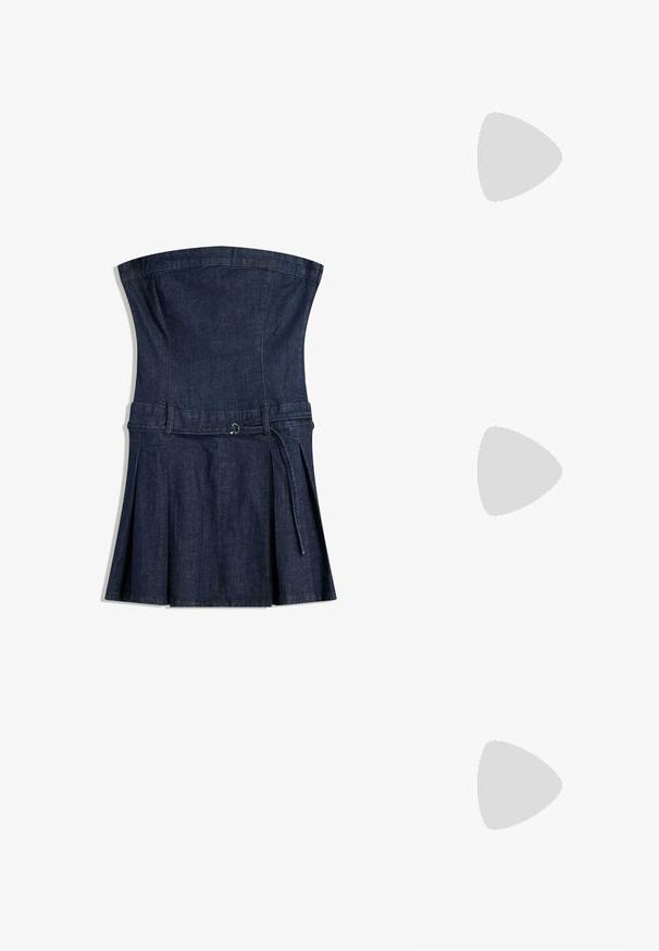 Abito senza spalline in denim con un corpetto aderente, una gonna ampia e una cintura da annodare. Presenta un colore blu scuro e una superficie liscia e testurizzata.; Sneakers nere alte con suole e lacci bianchi, caratterizzati da un logo circolare sul lato e cuciture nere a contrasto. Superiori in tessuto testurizzato.; Borsa a spalla in pelle bordeaux, con una lunga tracolla e un dettaglio con fibbia sul davanti, su uno sfondo neutro.; Fermagli in metallo argentato, uno rettangolare e uno ovale, con superfici lisce e bordi arrotondati. Entrambi presentano finiture lucide e design semplici.
