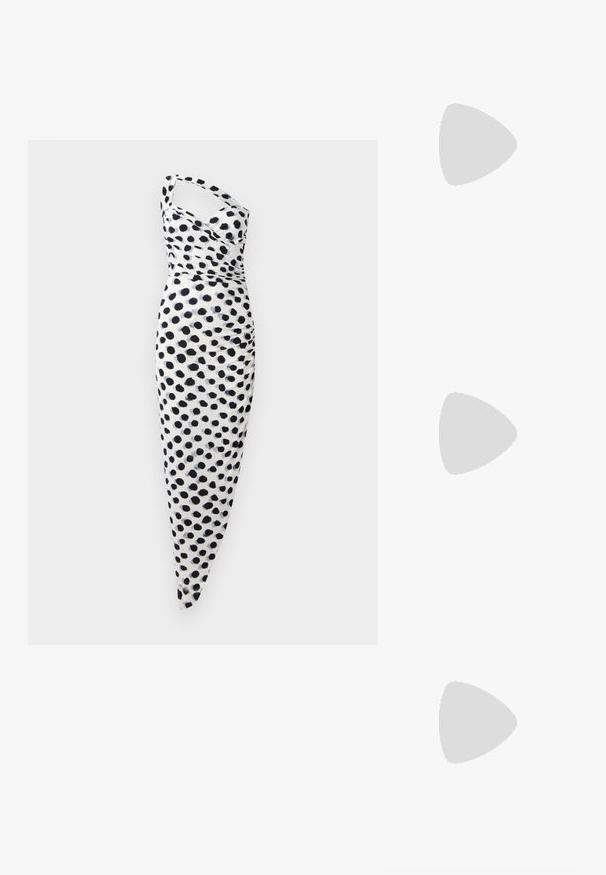 Vitt klänning med en axeldesign, prydd med svarta prickar, och en kroppsnära passform med rynkade detaljer längs sidan.; Kortärmad topp i stretchigt vitt tyg med ett svart prickmönster, med en mjuk textur och rund halsringning.; Svarta läderknästövlar med en åtsittande skaft och spetsig tå. Har en distinkt kurvad klack och en slät texturerad yta.; Silverfärgade metallörhängen med en slät, rundad form, som har en polerad yta och reflekterande yta. Minimalistisk design utan utsmyckningar.