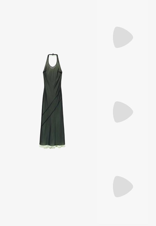 Halter-neck kjole i gennemsigtigt mørkegrønt stof med diagonale linjer og en lagdelt, lysegrøn kant. Glat tekstur, gulvlængde design.; Leopard-print flade sandaler med sorte lædersåler, prydet med tynde ankleremme og et minimalistisk design. Blødt, struktureret stof.; Sort læderhåndtaske med samlet design, dobbelt snørelukning og aftagelig skulderrem. Har metal-logo detaljer.; Zign Armbånd - silver-coloured