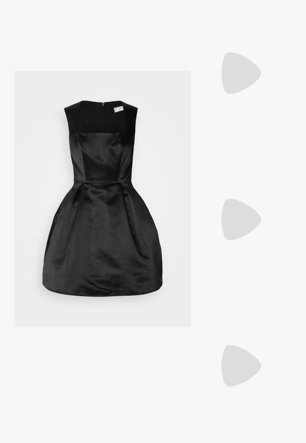 Zwarte satijnen jurk met een vierkante halslijn, mouwloos ontwerp, getailleerd lijfje en een uitlopende rok, met een ritssluiting aan de achterzijde.; Stuart Weitzman STUART - Klassieke pumps - black; Zwarte leren clutch met een rechthoekige vorm, een gladde textuur, een platte klep als sluiting en een klein handvat aan de zijkant. Bevat een subtiel logo.; Set van zes gouden ringen met verschillende ontwerpen: gevlochten, met loofmotieven en massieve banden; sommige met groene edelsteentjes.