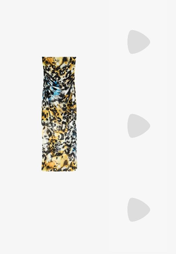 Robe imprimée léopard fabriquée en tissu doux et léger. Dotée de fronces, principalement jaune avec des accents noirs et bleus. Silhouette droite.; Talons slingback beiges avec un capuchon en cuir verni noir, talon carré bloc, et sangle ajustable avec boucle. Texture lisse dans l'ensemble.; Lunettes à monture ovale noire avec des accents translucides violets sur les verres. La monture a une finition mate et des branches fines et droites.; Sac bandoulière en cuir marron avec une forme incurvée, quincaillerie dorée et un accent en boucle. Comprend une bandoulière détachable.