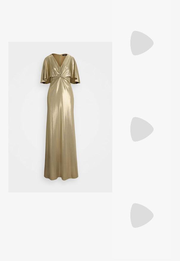 Zlatá metalická večerní šaty s designem zkrouceného předního dílu, krátkými vracejícími se rukávy a dlouhou sukní. Obsahuje zadní zip pro uzavření.; Špičaté lodičky v tan semišové kůži, s nízkým podpatkem a hladkou texturou. Klasická silueta s jemným detailem vzadu.; Bílá kožená kabelka s texturovaným povrchem, zdobená zlatým řetízkem a černými akcenty. Obsahuje přední kapsu a uzavírání na zip.; Náušnice ve zlatém tónu ve tvaru uzlu s propleteným designem. Každá náušnice má kulatou průhlednou oporu pro bezpečné nošení.