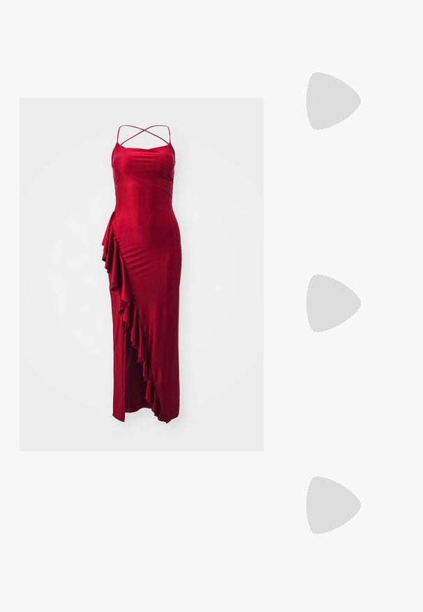 Röd satinmaxiklänning med justerbara kryssryggsremmar, med sidofåll på detalj och en figurnära silhuett. Slät textur, elegant design.; Svarta högklackade pumps i slät material med spetsig tå, elegant design och stilettklack. Inga synliga mönster eller detaljer.; Kattögon-solglasögon med en matt svart plastbåge, mörka linser och en guldlogotyp som accent på skalmen. Vinklad design och jämn yta.; Michael Kors handledos i beige belagd kanvas med ett upprepande MK-logomönster, gyllene detaljer och ett avtagbart kedjehandtag.; Guldvriden kedjekaft med en rund lås som har en dekorativ skiva. Justerbar längd med kedjeförlängare för flexibel passform.