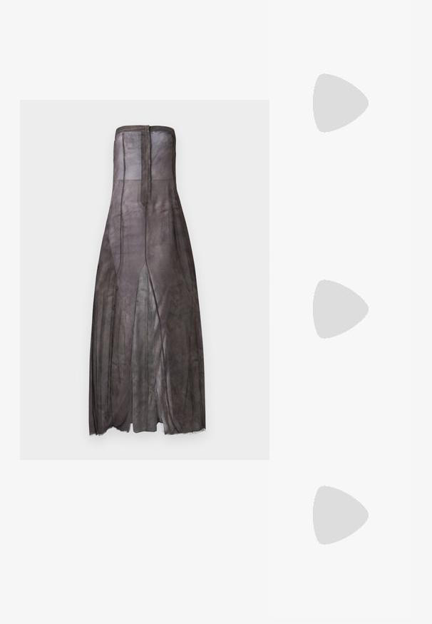 Beiger Langarm-Bodysuit mit drapiertem Vorderteil, glatter Textur und Druckknopfverschluss im Schritt. Elegantes und tailliertes Design.; Trägersloses, langes schwarzes Kleid aus durchsichtigen Stoff, mit geradem Schnitt, Schlitz vorne und subtiler Textur. Schließt hinten.; Schwarze Flip-Flops mit einer strukturierten Gummisohle, zwei schlanken Riemen und einem dezenten, geprägten Logo-Detail auf dem Riemen.; Osoi SLIDE BROT - Umhängetasche - prism white