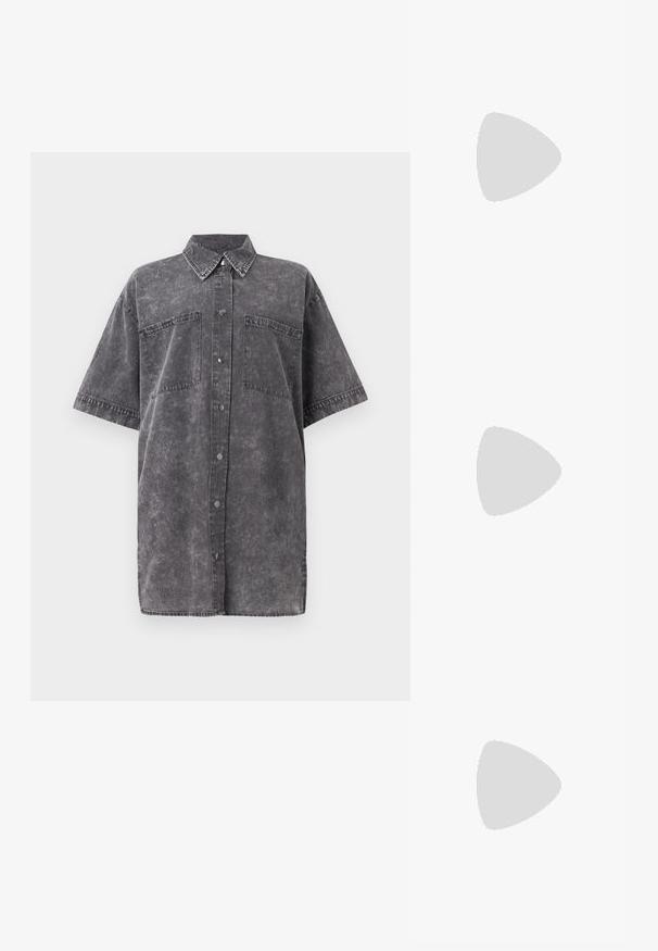 Schwarzes, geribbeltes Tanktop mit breiten, gefransten Ärmeln und einem runden Ausschnitt. Strukturierter Stoff, taillierte Form, einfaches Design, keine zusätzlichen Akzente.; Graue Denim-Übergroße Bluse mit kurzen Ärmeln, Frontknopfverschluss, zwei Brusttaschen und einer verblassten Textur. Klassischer Kragenstil.; Schwarze Leder-Ballerinas mit spitzem Zehenbereich, Knöchelband und flacher Sohle, die eine glatte Textur und ein minimalistisches Design aufweisen.; Schwarze Handtasche aus Kunstleder mit Krokodilstruktur, gerafftem oberen Teil und einem geschoppten Tragegurt. Sie wirkt weich und kompakt im Design.