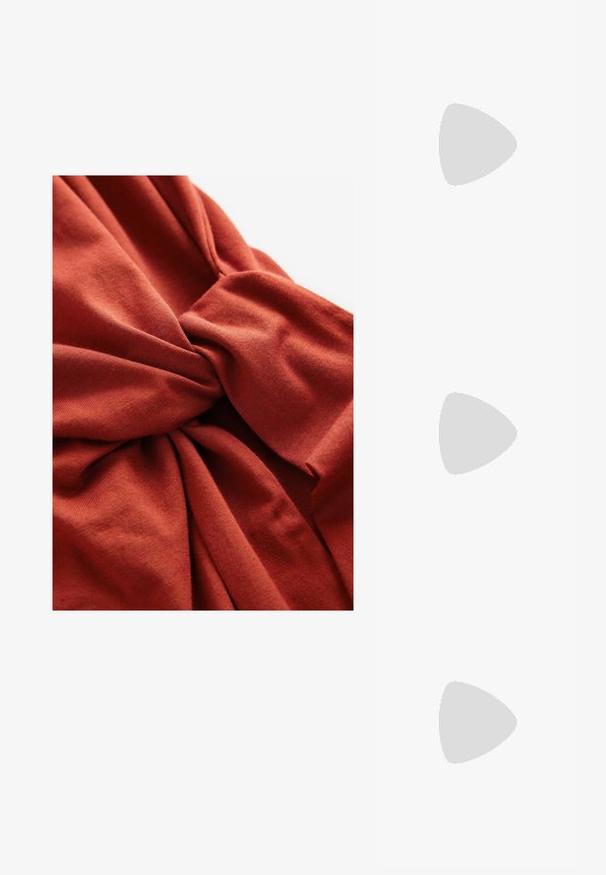 Tela de color óxido con una textura suave, presentando un detalle de nudo retorcido. El material parece elástico y liso, ideal para prendas de vestir.; Anna Field Botas - beige; Gafas de sol negras con lentes oscuros, con acentos de logotipo dorado en las patillas y un acabado mate. Diseño angular para un aspecto audaz.; Bolso de ante azul marino con forma estructurada, asas superiores dobles y una correa larga y ajustable. Presenta costuras en contraste y una etiqueta lateral.