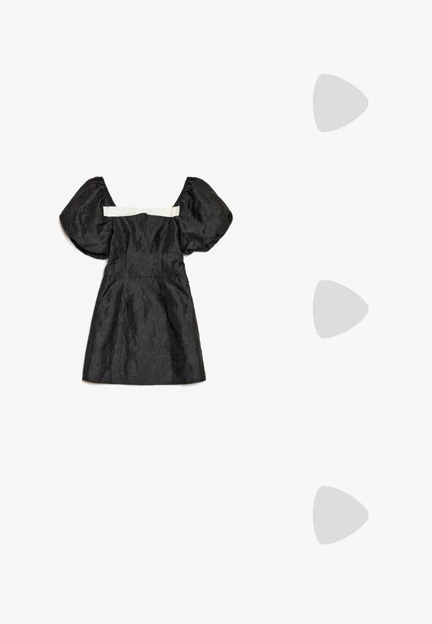 Melna kleita ar pūkainām piedurknēm, teksturētu audumu, piegulošu korseti un baltu satīna lentas detaļu aizmugurē. Īss garums.; Sudrabaini, norādītu pirkstu siksnas apavi ar gludu apdari un plānu papēdi. Minimalistisks dizains ar vienmērīgu tekstūru un atvērtu aizmuguri.; Melnas ādas rokassoma ar strukturētu formu, ar zeltītu naglām pa malām un noņemamu siksniņu ar zelta furnitūru.; Sudraba riņķa auskari ar gludu, apaļu dizainu un pulētu apdari. Tie ir plāni un viegli, ar vienkāršu aizdari.