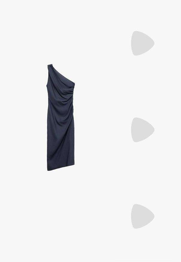 En axelbandslös, marinblå klänning med draperad tyg. Har en samlad detalj på axeln, mjuk textur och en kroppsnära silhuett.; Svarta mockaboots med spetsiga tår och en låg klack. Har en silvrig tåhuvud och elastiska sidopaneler. Bärs med svarta smala byxor.; Metallisk silverfärgad bucket-väska med en strukturerad yta, prydd med ett silverfärgat runt handtag och dragsko-stängning, hålls mot ljusblå jeans.; Silver hoops med en slät, polerad yta. Rund form, lättviktig design, med en säker låsmekanism.