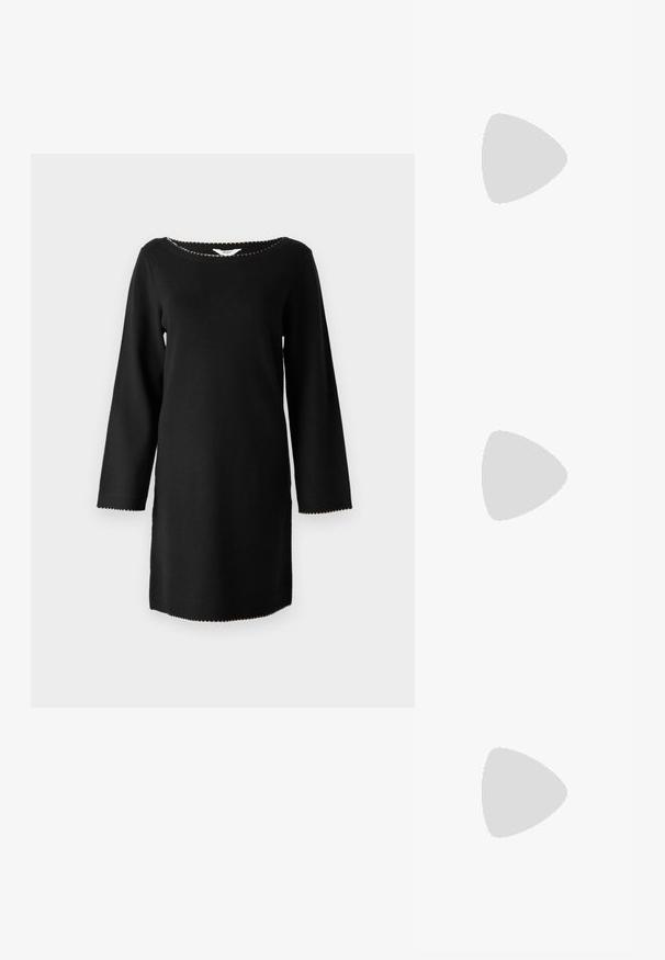 Vestido de punto negro con mangas largas, escote redondo amplio y bordes ondulados en los puños y el dobladillo. Textura suave, diseño minimalista.; Botín negro de cuero hasta el tobillo con suela gruesa y estriada, parte delantera con cordones y lengüeta en un fondo blanco liso.; Bolso de mano de cuero negro con una solapa y un detalle de hebilla de metal dorado. Incluye una correa negra y un diseño elegante y minimalista.; Pendientes de aro color dorado, delgados y redondos, con un acabado metálico suave y sin adornos ni patrones.