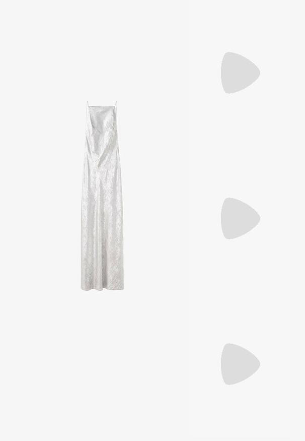 Dlouhá, bezramenní róba z lesklé bílé tkaniny, s výstřihem do V a elegantním, splývavým tvarem s jemnou texturou a bez viditelných vzorů.; Černé slingback boty s špičatou špičkou, zdobené stříbrnými hroty, se střídmým podpatkem a detailním zapínáním na přezku.; Černá kožená kabelka s křivkovým tvarem, odnímatelným popruhem a zlatými detaily. Kabelka má klopu s přezkou.; Náušnice ve zlatém tónu z kovu s elegantním zakřiveným designem. Vyznačují se jedinečným špičatým tvarem, lesklým povrchem a závěsem na kloub.