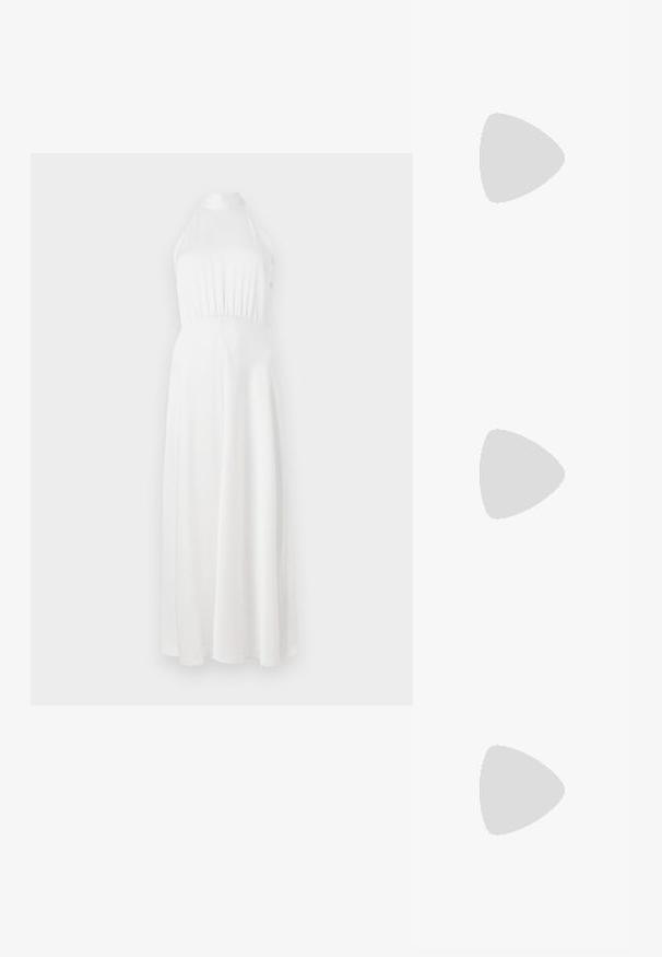 Biely maxi šaty s halter krkom, priliehavým telom, zhrnutým pásom a splývavou sukňou. Hladká tkanina s jemným leskom.; AllSaints DOLLY - Kovbojské/motorkárske čižmy - metallic silver; Čierna kabelka s dvojitými krátkymi rúčkami a odnímateľným ramenným popruhom. Hladký materiál podobný koži s uzatváraním na zips a detailom loga.; Strieborné kruhové náušnice s hladkým, zakriveným dizajnom. Majú lesklý kovový povrch a zapínanie na kolík. Žiadne viditeľné vzory ani akcenty.