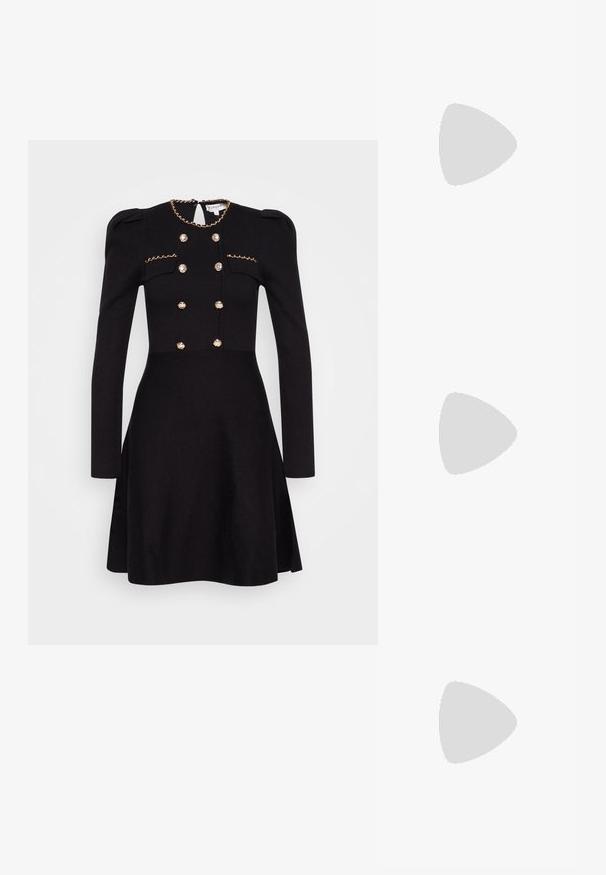 Robe noire à manches longues, chaîne dorée décorative au niveau du col, devant à double fermeture avec des boutons recouverts de tissu et taille cintrée.; Escarpin à talon aiguille en cuir verni noir avec un bout pointu, un talon bloc rectangulaire et des accents en métal doré.; Sac à main en cuir noir avec une forme courbée, bandoulière amovible et des accessoires en or. Le sac est doté d'un rabat avec un détail de boucle.; Boucles d'oreilles dorées présentant des formes texturées et ondulées. Comprend des clips sculpturaux et un design de créoles ouvertes avec une finition martelée.