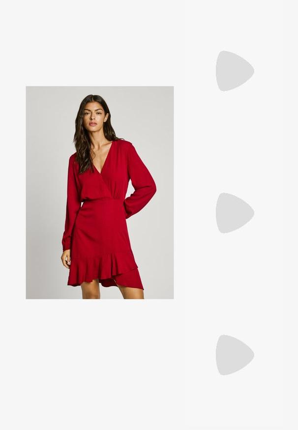 Metaliczna srebrna tkanina o gładkiej fakturze i delikatnym połysku. Prostokątny kształt, brzegi starannie zszyte, bez wyraźnych wzorów ani akcentów.; Czerwona sukienka o kroju wrap z długimi rękawami, marszczoną talią i falbanowym hemem. Teksturowany materiał i głęboki dekolt w kształcie V. Odpowiednia na różne okazje.; Brązowe skórzane kowbojki z noskiem w kształcie migdała i blokowym obcasem, z detalicznym przeszyciem i podniesionymi akcentami na cholewce.; Czarna skórzana torebka kopertowa z klapką i detalem w postaci złotej metalowej klamry. Zawiera czarny pasek oraz elegancki, minimalistyczny design.; Złote kolczyki w kształcie cienkich okrągłych obręczy, o gładkim metalicznym wykończeniu, bez zdobień czy wzorów.