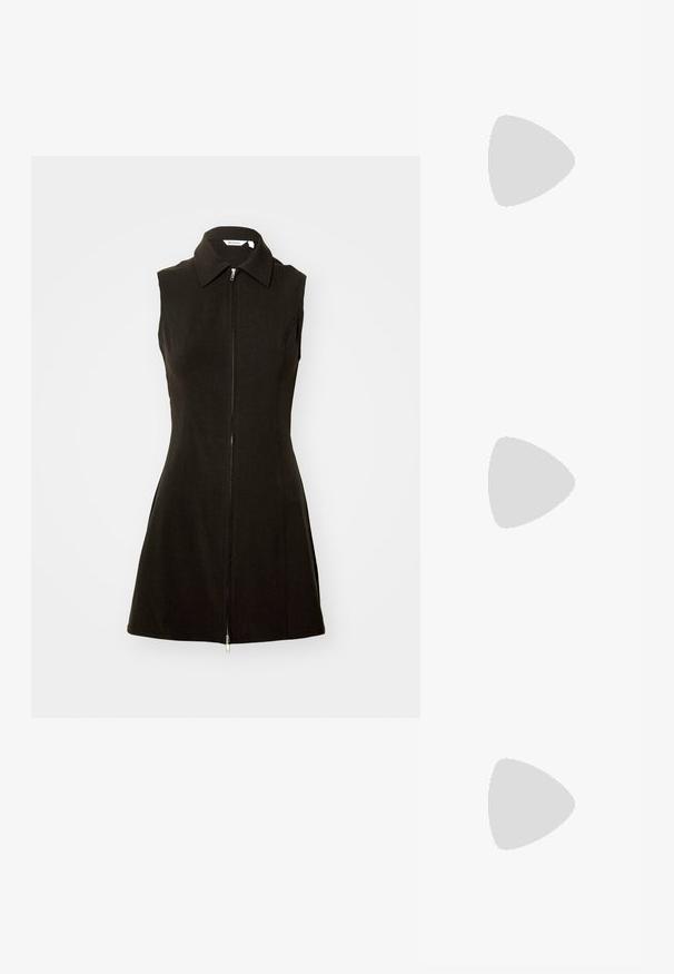 Vestido negro sin mangas con cuello y cierre frontal de cremallera, hecho de una tela suave con una silueta ajustada y dobladillo acampanado.; Botas de cuero negro hasta la rodilla con punta cuadrada y tacón bloque. Cuentan con un cierre de cremallera lateral y una textura suave.; Bolso de piel negra con una forma estructurada, una textura suave y una sola correa para el hombro. Presenta un diseño de tapa sutil y redondeado.; Pendientes de aro de oro con un acabado suave y pulido. Tienen un diseño redondeado y un cierre articulado para un uso seguro.