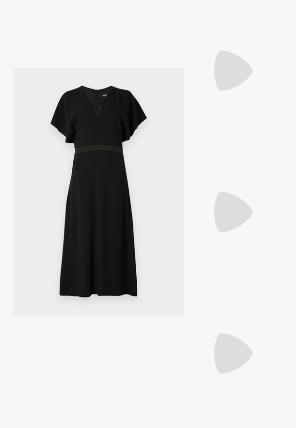 Czarna sukienka z dekoltem w kształcie litery V, krótkimi, falbanastymi rękawami oraz kontrastowym poziomym pasem w talii. Wykonana z gładkiego, zwiewnego materiału.; Czarne sandały na wysokim obcasie mają cienkie paski z węzłowym wzorem, gładki, kwadratowy czubek i smukły obcas w stylu szpilki.; Czarna skórzana torebka o zaokrąglonym kształcie, z metalowymi elementami w kolorze złotym i górnym uchwytem. Posiada eleganckie zapięcie i gładką fakturę.; Srebrne kolczyki-hoop o gładkim, zakrzywionym designie. Posiadają błyszczące metaliczne wykończenie i zapięcie na sztyft. Brak widocznych wzorów lub akcentów.